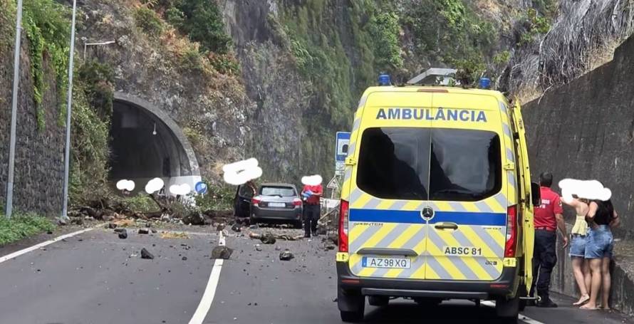 Derrocada fere turista e atinge vários carros