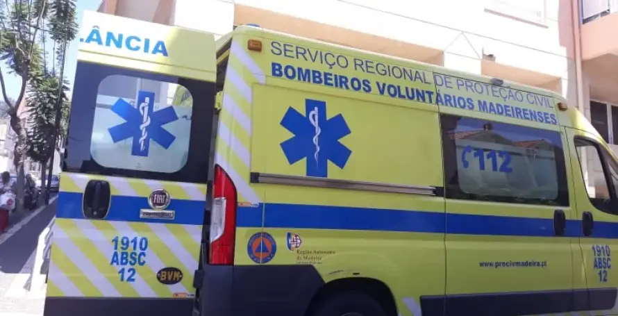 Homem atropelado por carro em marcha atrás num armazém