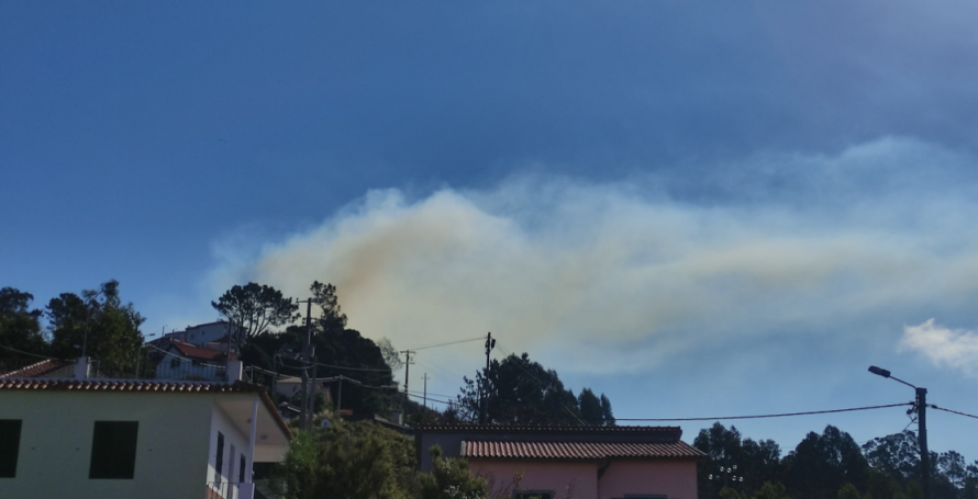 Dois incêndios, um deles de grande dimensão, nas serras do Campanário