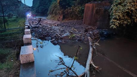 Grande derrocada fecha estrada da Serra de Água e gera caos no trânsito