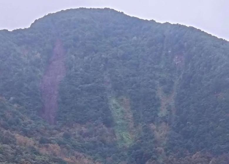 Derrocada numa encosta na Ponta Delgada