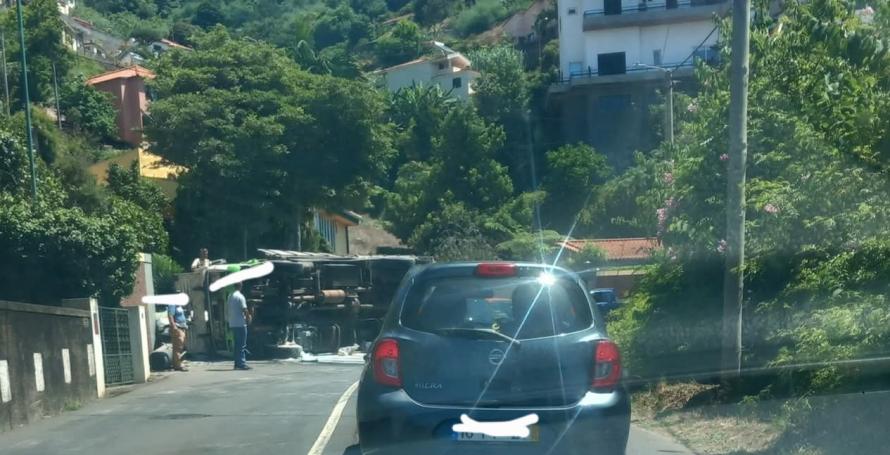 Homem encarcerado após acidente entre três viaturas com capotamento