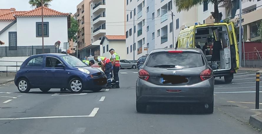 Motociclista transportado para o hospital após acidente com carro