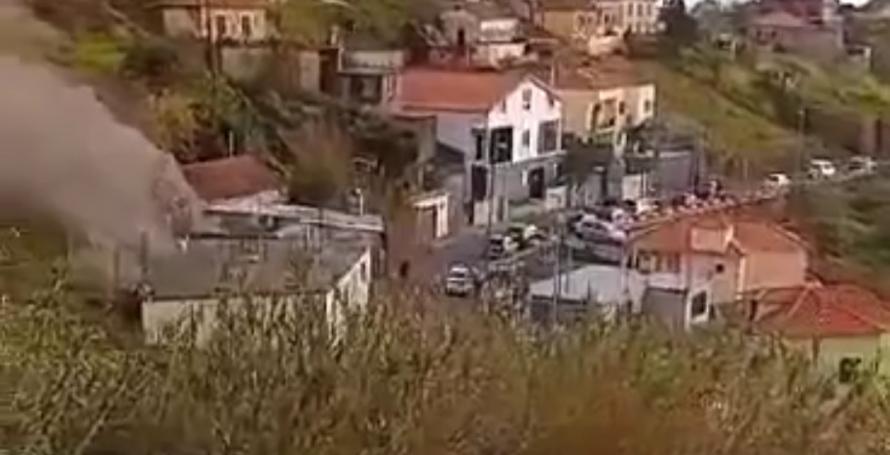 Mãe e filha transportadas para o hospital após incêndio numa casa (Com vídeo)