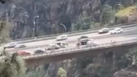 Cinco feridos, um deles encarcerado, num acidente entre quatro carros na via rápida
