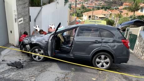 Carro sem travões capota e cinco pessoas ficaram feridas, duas delas encarceradas