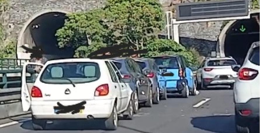 Acidente entre cinco carros na via rápida