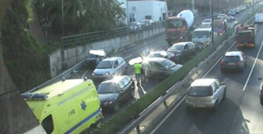 Choque em cadeia entre cinco carros na via rápida faz dois feridos