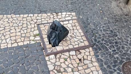 Buraco no passeio da Rua Dr. Fernão de Ornelas há um mês tapado com um saco