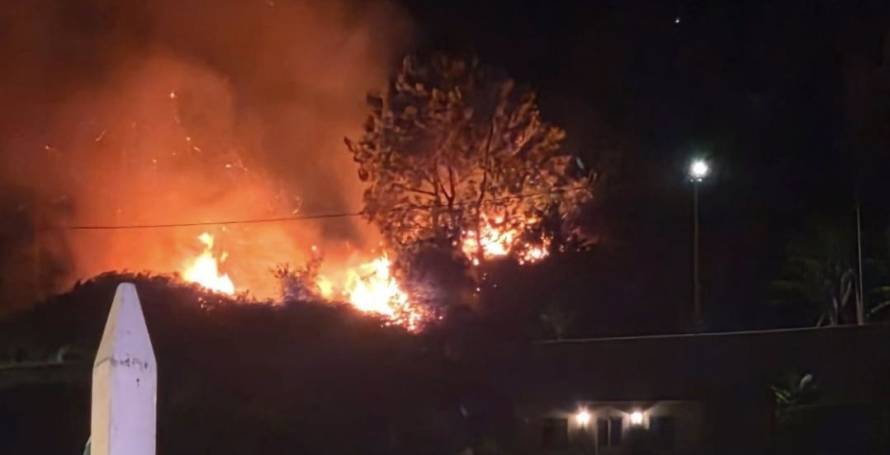 Incêndio descontrolado com duas frentes ativas em Câmara de Lobos