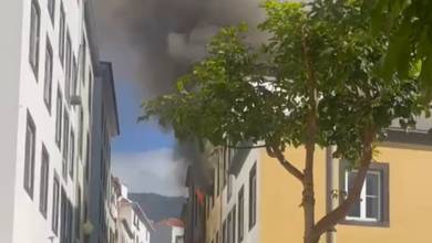 Grande incêndio num prédio no Funchal (Com vídeo)
