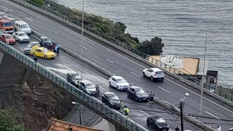 Grave acidente com vários carros fecha via rápida