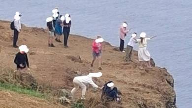 Turistas arriscam na Ponta do Pargo