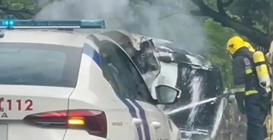 Carro capota e incendeia-se; condutor fica ferido