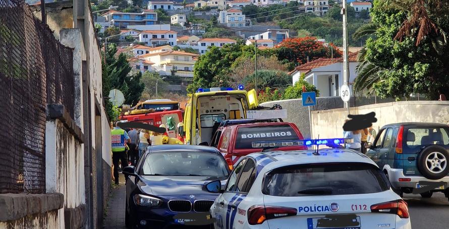 Mulher sofre paragem cardiorrespiratória e homem fica encarcerado após grave despiste contra parede