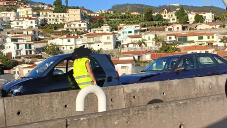 Choque em cadeia entre cinco carros na via rápida faz um ferido