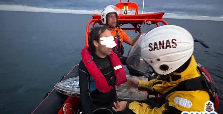 Praticante de wing foil resgatado pelo SANAS ao largo de Santa Cruz