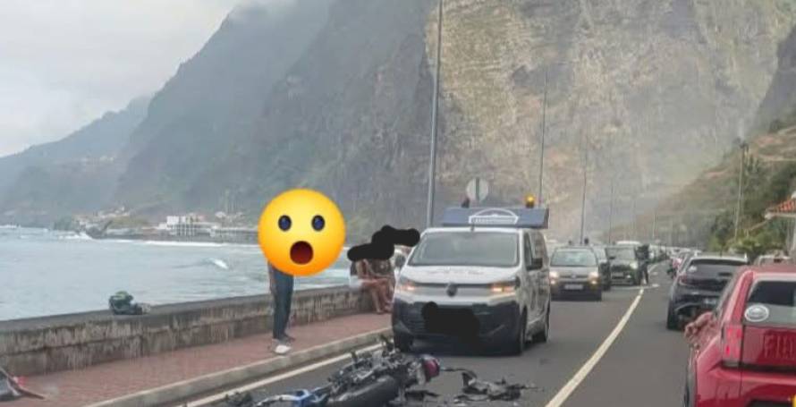 Homem ferido num acidente entre mota e carro