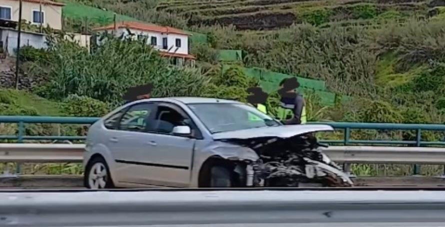 Criança com 9 anos entre os feridos do acidente que envolveu meia dúzia de carros na via rápida