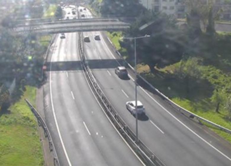 Carro em cima de rail à entrada da via rápida