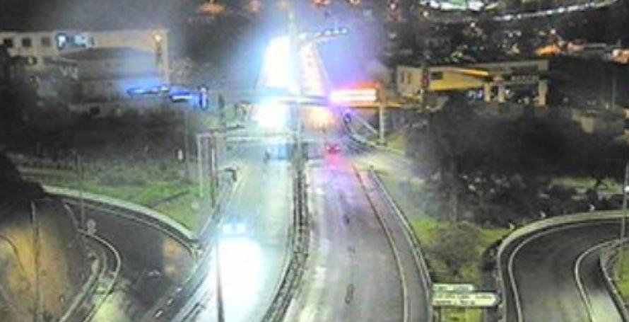 Acidente na via rápida entre cinco carros, dois deles capotados