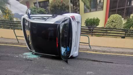 Condutora capota carro e fica ferida