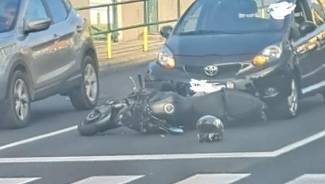 Acidente entre mota e carro junto a passadeira