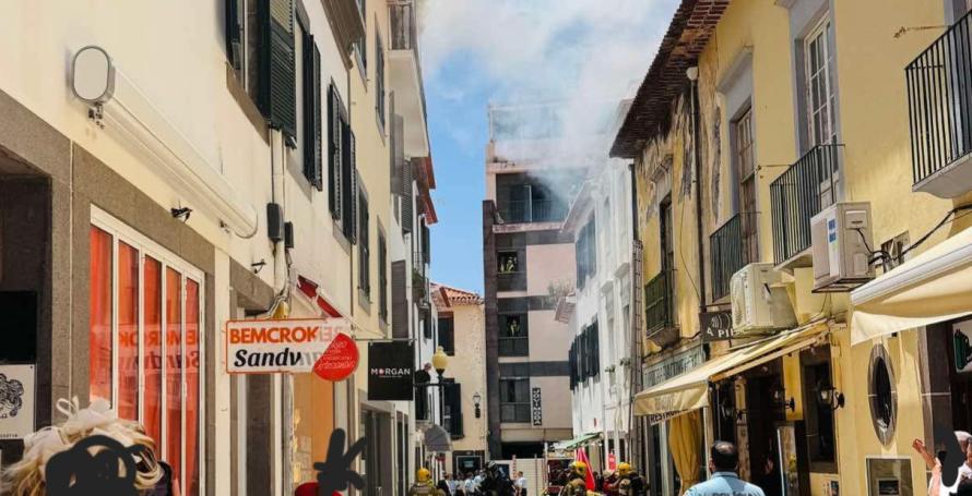Incêndio num alojamento local mobiliza 25 bombeiros