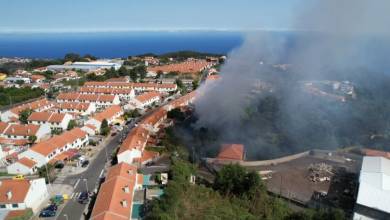 Incêndio junto a habitações no Bairro da Nogueira