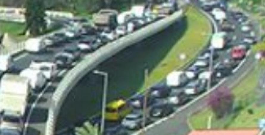 Capotamento com vítima encarcerada na via rápida
