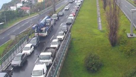 Acidente entre três carros na via rápida