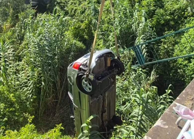 Carro cai num ribeiro