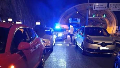 Condutor alcoolizado provoca acidente na via rápida e tenta fugir