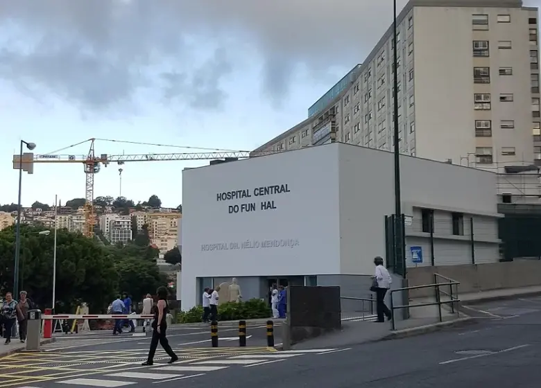 Homem cai de muro e vai para o hospital
