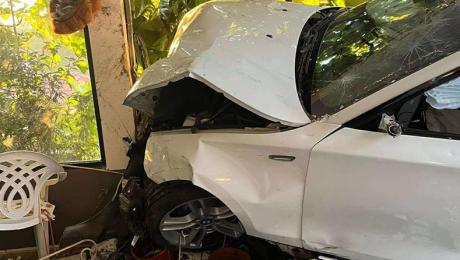 Carro entra por casa adentro