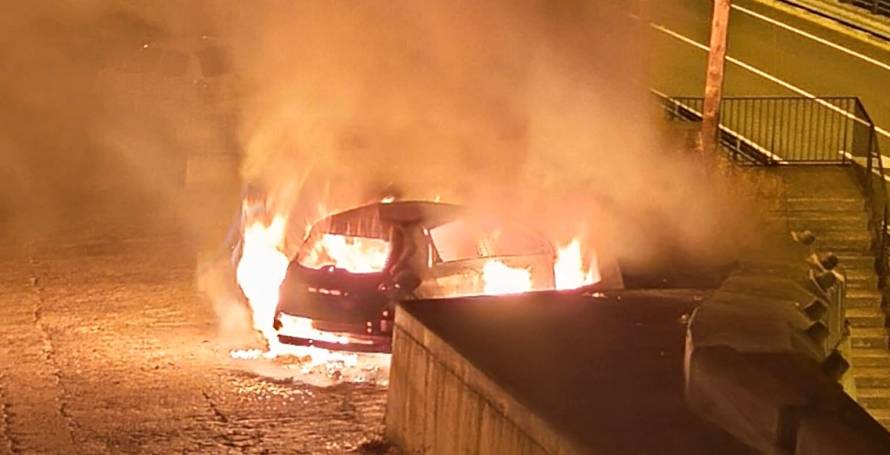 Carro elétrico destruído por incêndio