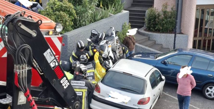Motociclista fica entre parede e carro num acidente