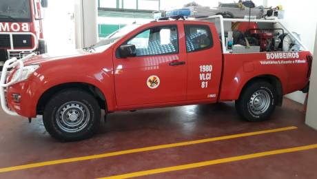 Incêndio na Boaventura provocado por um poste de eletricidade; bombeiros mobilizados