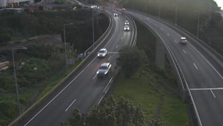 Idoso atravessa via rápida e é atingido por carro