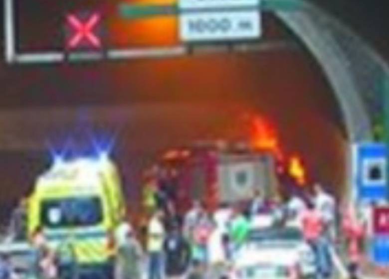 Há uma vítima em paragem cardiorrespiratória no acidente entre dois carros com incêndio de um deles na via rápida