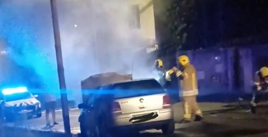 Carro incendeia-se
