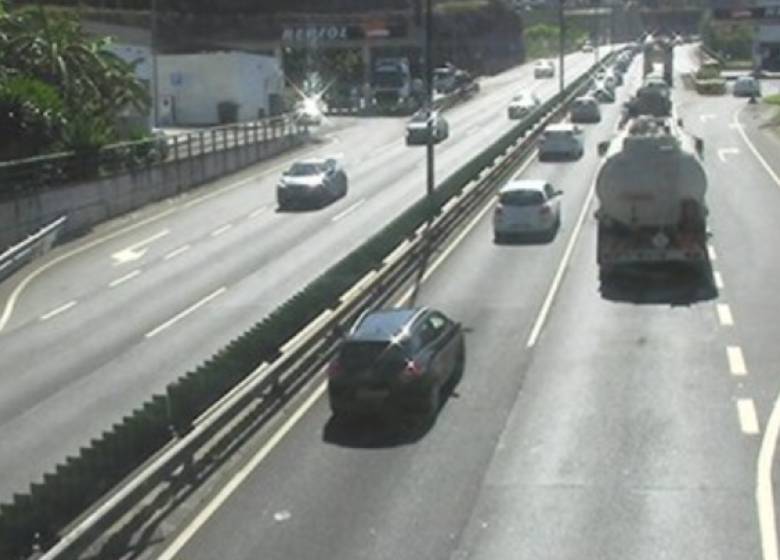 Três feridos num acidente entre três carros na via rápida