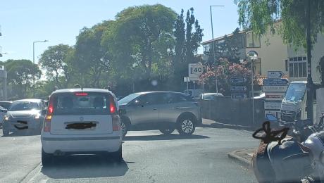 Acidente entre mota e carro