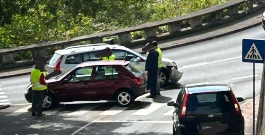Acidente entre dois carros no Funchal