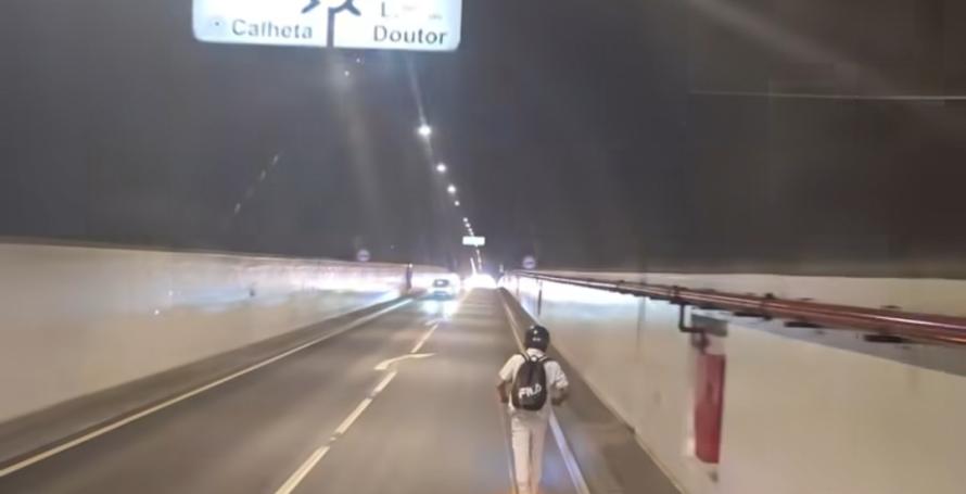 Homem a andar de trotinete na via expresso