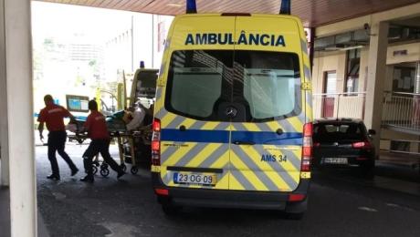 Mulher ferida após queda numa vereda