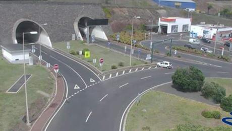 Acidente entre três carros na rotunda do Caniçal faz um ferido