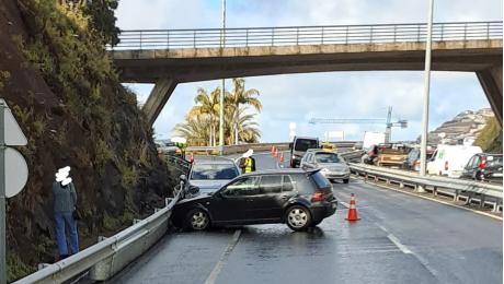 Acidente na via rápida em simultâneo com outro acidente na faixa contrária
