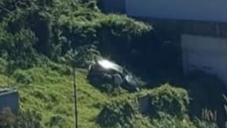 Carro sai de estrada e cai em ravina