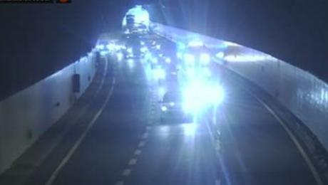 Acidente entre mota e dois carros na via rápida faz um ferido